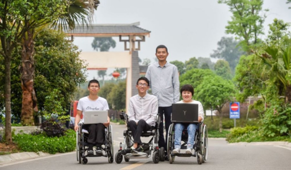 Yang Tiancai (middle) with his colleagues. / Source: Handout.