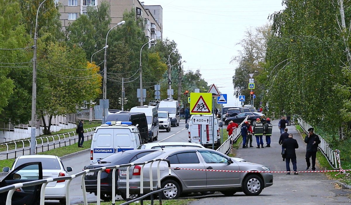 Police and members of emergency services work near the scene of a school shooting in Izhevsk, Russia September 26, 2022. / REUTERS/Stringer