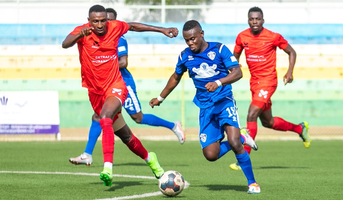 A Gorilla striker tries to go past a Musanze
defender last season. The two sides square
off in the league Wednesday. Photo: Olivier
Mugwiza.