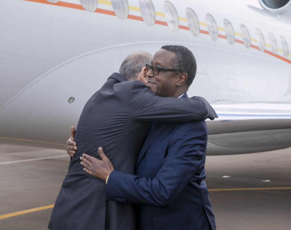 Upon arrival, he was received at the Kigali International Airport (KIA) by Rwandan counterpart, Minister of Foreign Affairs, Dr.Vincent Biruta.