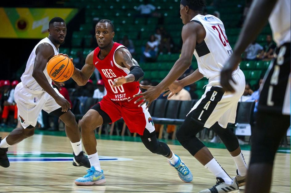 Adonis with the ball during the REG’s encounter with Ivorian club ABC Fighters on Tuesday, March 14, at the Dakar Arena, in Senegal.