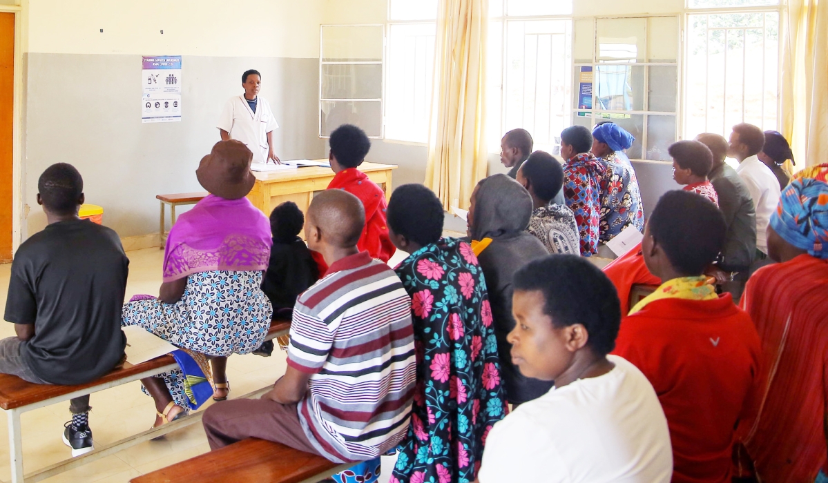 Couples during an antenatal visit at Ngeruka Health Centre in Bugesera District. Women are also taught how to prepare a balanced diet with the
available resources. Photos: Dan Gatsinzi.