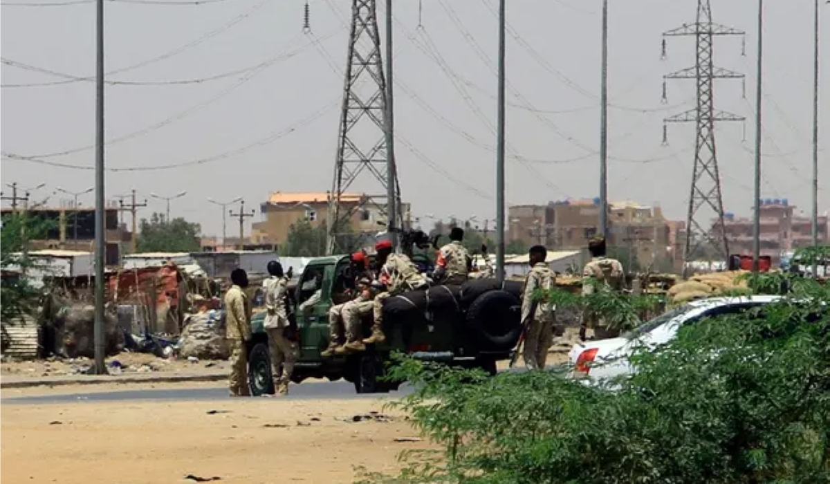 Soldiers from the regular army deployed in Khartoum