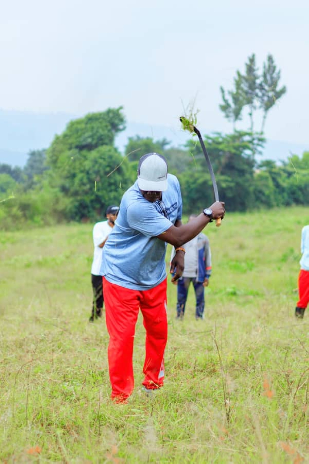 Karate coach James Opiyo joined residents of Niboyi Sector, in the monthly community work (Umuganda) and later in the afternoon conducted his last session of the two-day seminar.