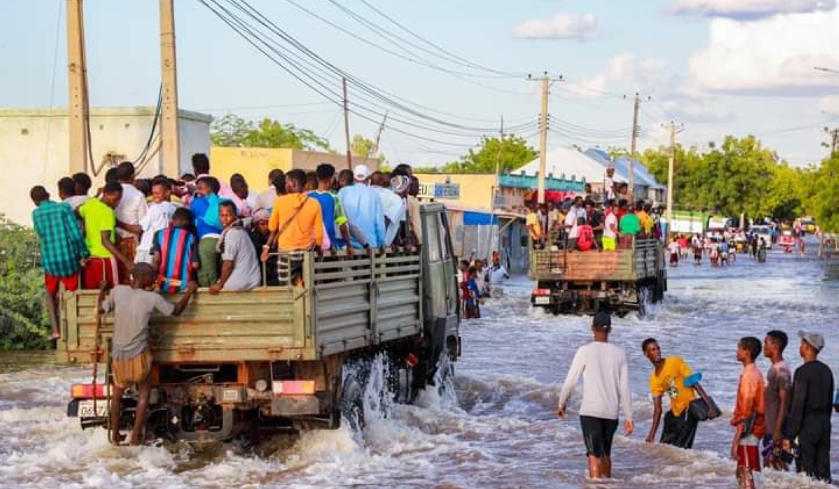 Truck provides aid to flood victims in Beledweyne.