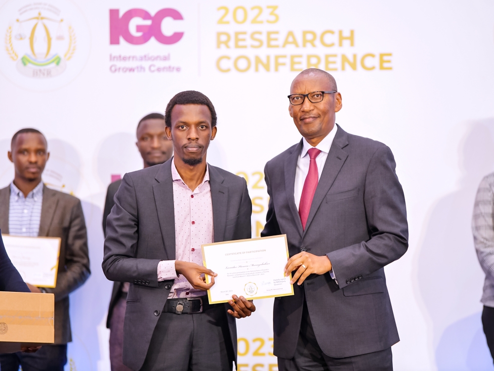 Leonidas Manayubahwe Kazana receiving his award from the Governor of the National Bank of
Rwanda (NBR)