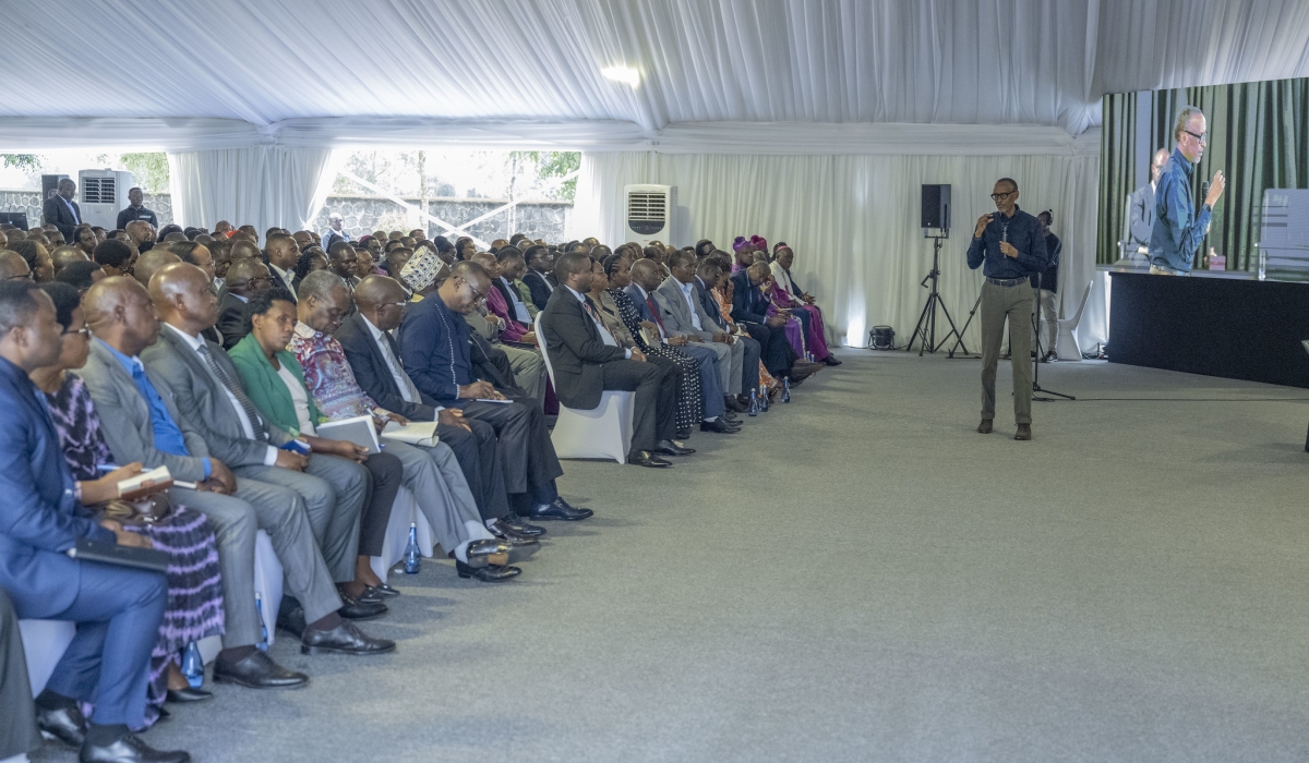 President Kagame meeting with over 700 opinion leaders from across Northern and Western Provinces, discussing the recent issue of clan-based division. Village Urugwiro