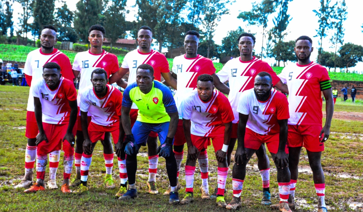 Espoir FC players pose for a group photo. Four teams will play playoff,  Rutsiro FC and Intare FC from Group A, along with Group B leaders Vision FC and Espoir FC. Courtesy