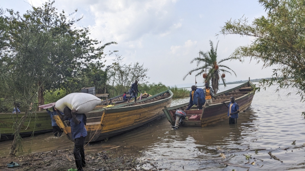 Boats unload tonnes of goods from Tanzania, while others load goods bound for Tanzania from Rwanda