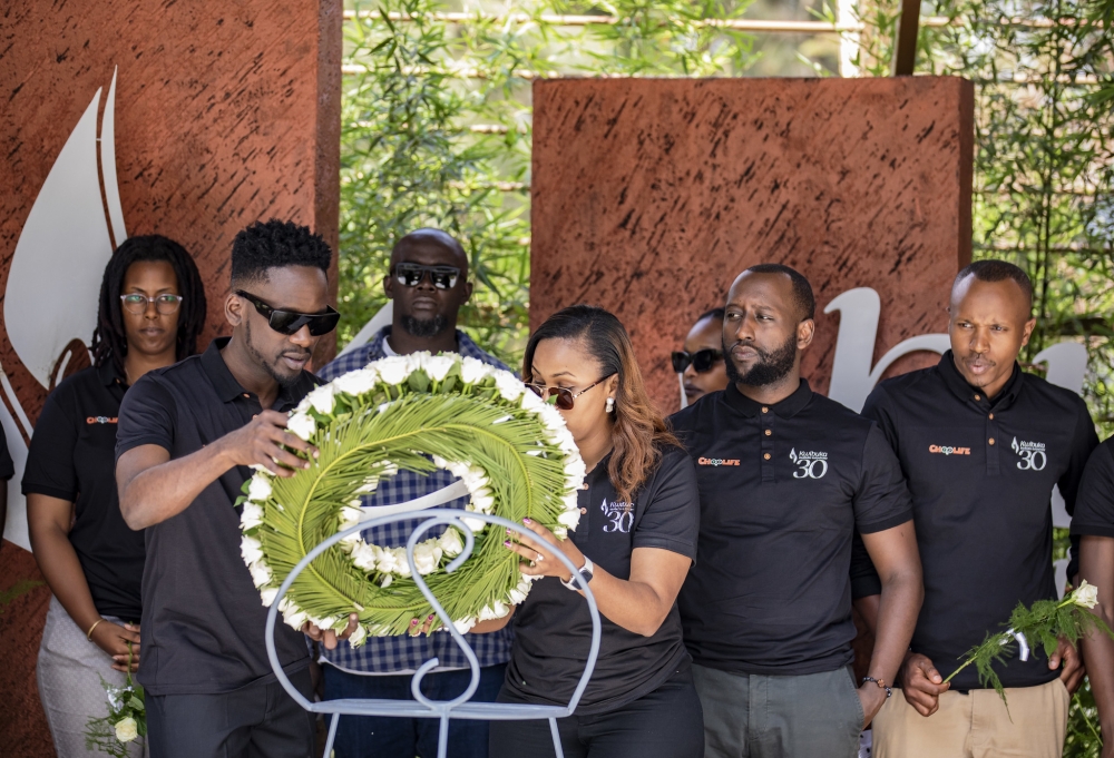 Nigerian singer and songwriter Mr Eazi and staff lay a wreath in honour to the victims of the 1994 Genocide against the Tutsi at Kigali Genocide Memorial on June 4. Photos by Emmanuel Dushimimana
