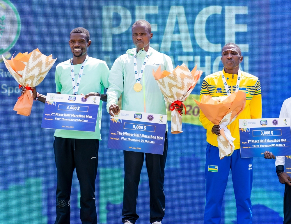 Rwanda’s Emmanuel Mutabazi (R) struck bronze medal in the men’s half marathon