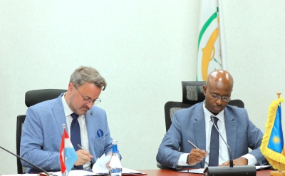 Luxembourg’s Prime Minister and Minister of Foreign Affairs, Xavier Bettel and Finance Minister Yusuf Murangwa sign the agreement in Kigali on June 18. Courtesy