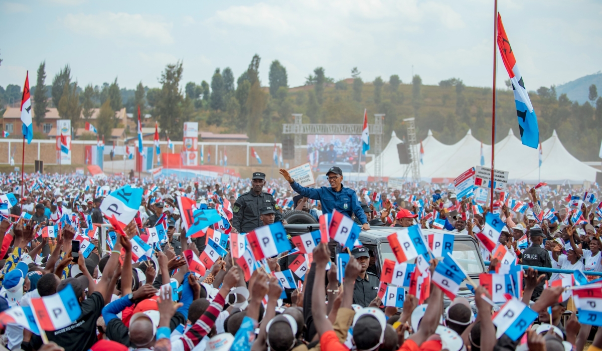 Paul Kagame meets with over 120,000 residents at Nyagisenyi in Nyamagabe District on June 27. Courtesy.