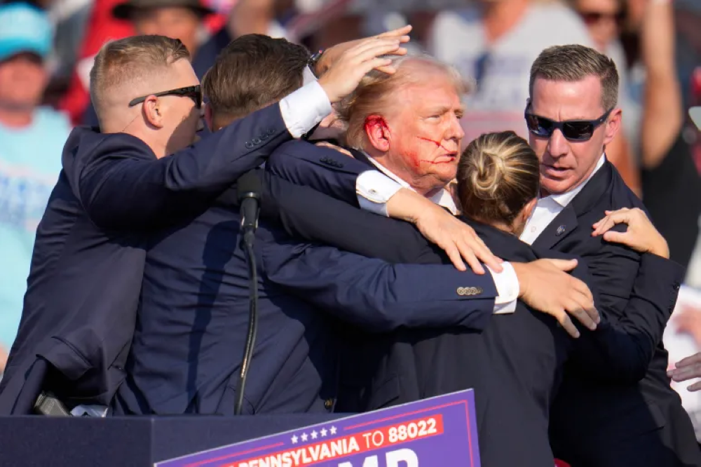 Former US President and presidential candidate Donald Trump is shielded by the Secret Service after he was injured at a campaign rally. Net photo 