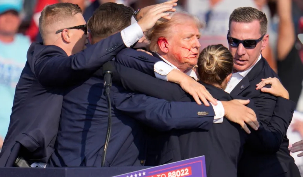 Former US President and presidential candidate Donald Trump is shielded by the Secret Service after he was injured at a campaign rally. Net photo 