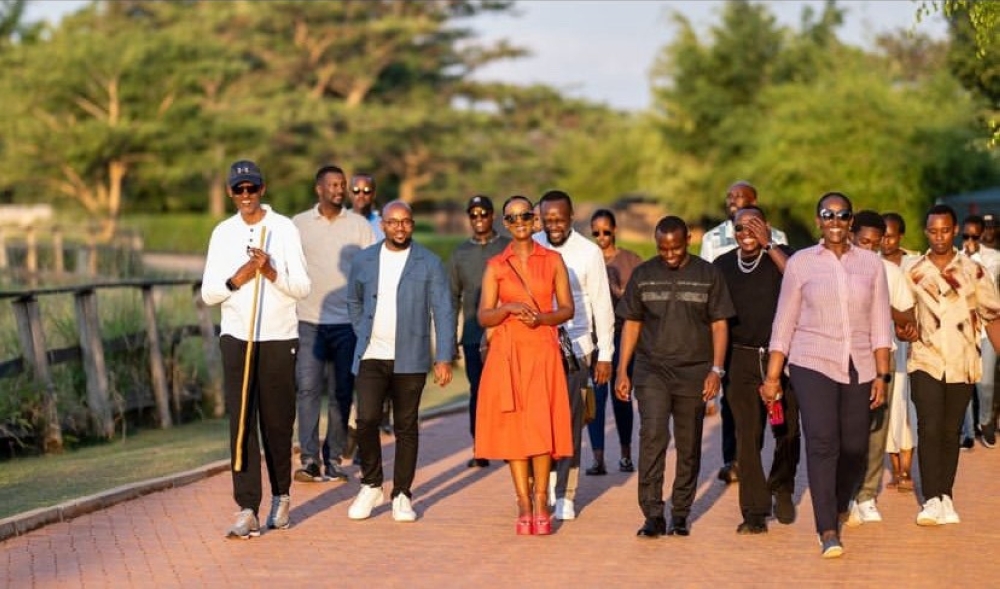 President Paul Kagame (L) on Sunday, 14, hosted artists residing in Karumuna to his home in Kibugabuga in Bugesera District, fulfilling his promise made during presidential rally in Bugesera District on July 6-Village Urugwiro