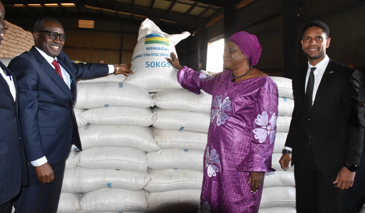 Emmanuel Bugingo, the High Commissioner of Rwanda to Zambia (L), delivers 1,000 tonnes of maize relief to Zambia’s Vice-President, Mutale Nalumango, to support feed people facing food shortage as a result of drought in the country, on July 18, 2024, in Lusaka (courtesy).