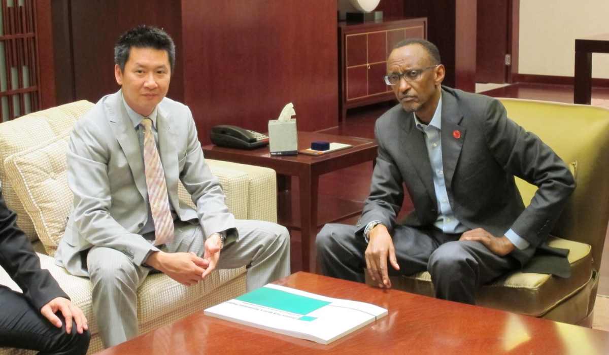 Billy Cheung presents the masterplan for the Century Park project to President Paul Kagame in China.