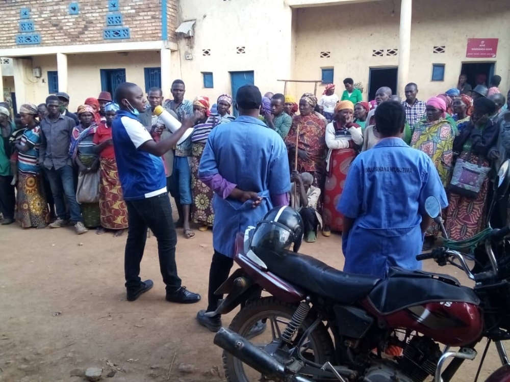 Community Health Workers educating elders about intestinal worms prevention at Baro Centre, Rususa Cell in Kamegeri Sector, Nyamagabe District