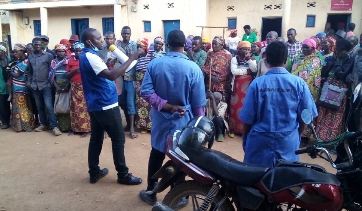 Community Health Workers educating elders about intestinal worms prevention at Baro Centre, Rususa Cell in Kamegeri Sector, Nyamagabe District