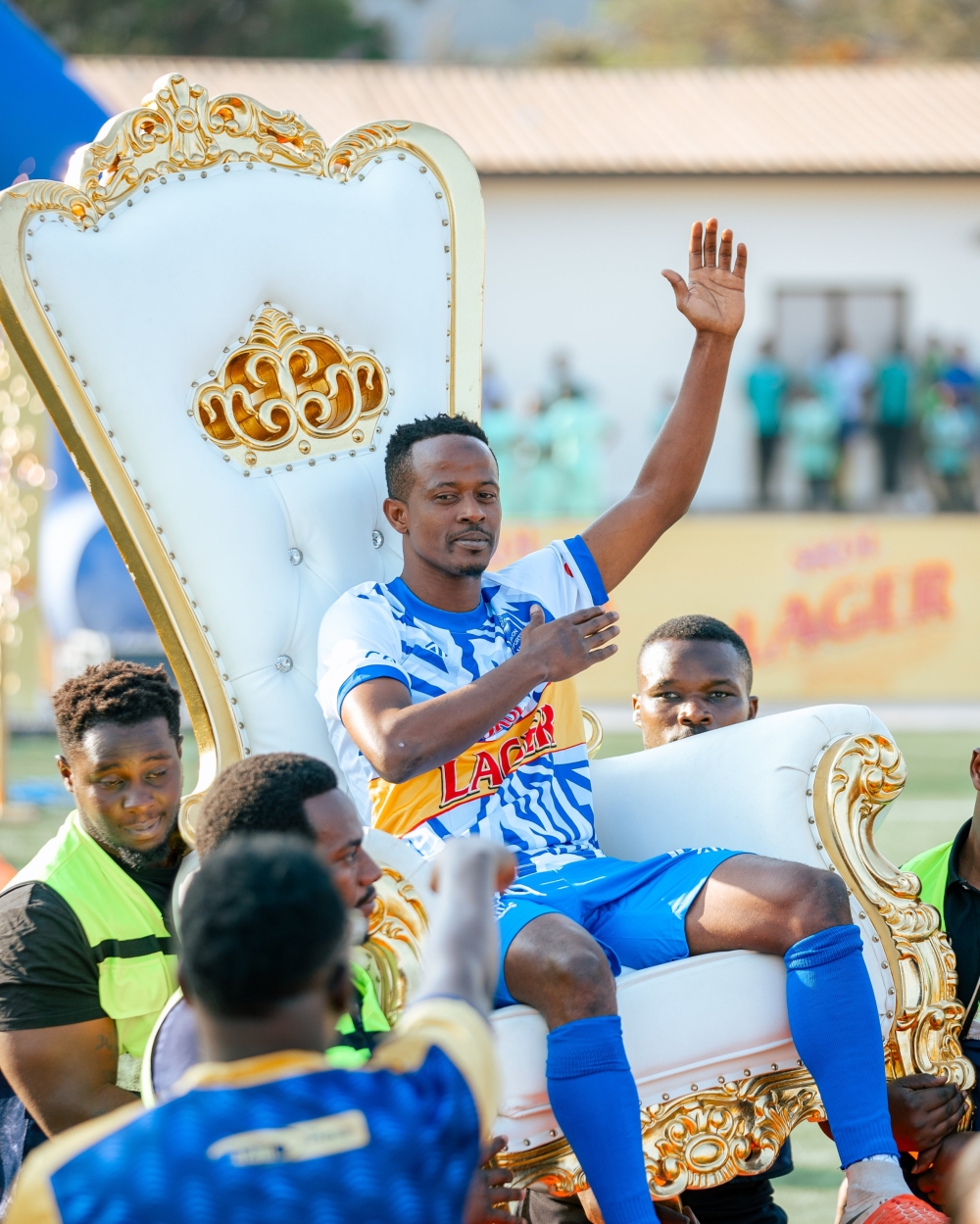 Veteran midfielder Haruna Niyonzima was accorded a fanfare reception by Rayon Sports fans