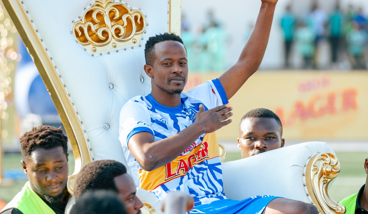 Veteran midfielder Haruna Niyonzima was accorded a fanfare reception by Rayon Sports fans