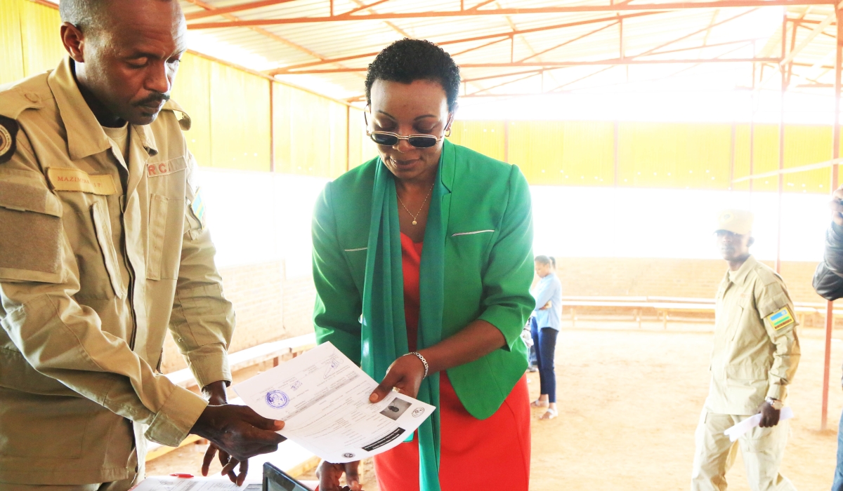 Rwanda Correctional Services officer hands over a release letter to convict Victoire Ingabire at Nyarugenge Prison on  September 15, 2018. File