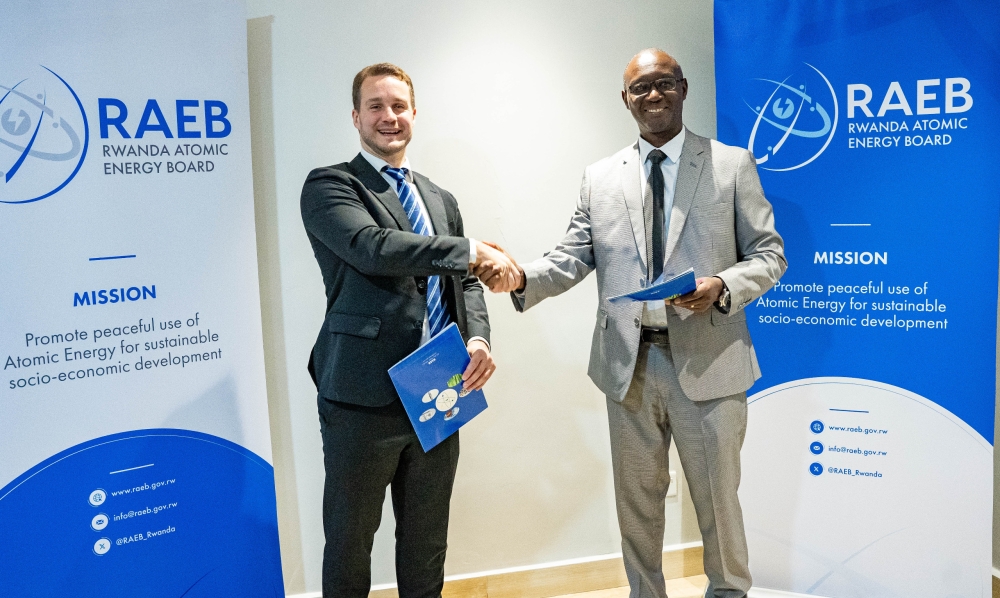 Rwanda Atomic Energy Board CEO Dr Fidèle Ndahayo (right) and Nano Energy CEO James Walker duringthesigningofanagreement inKigalionWednesday,August13.Photo:DanNsengiyumva.