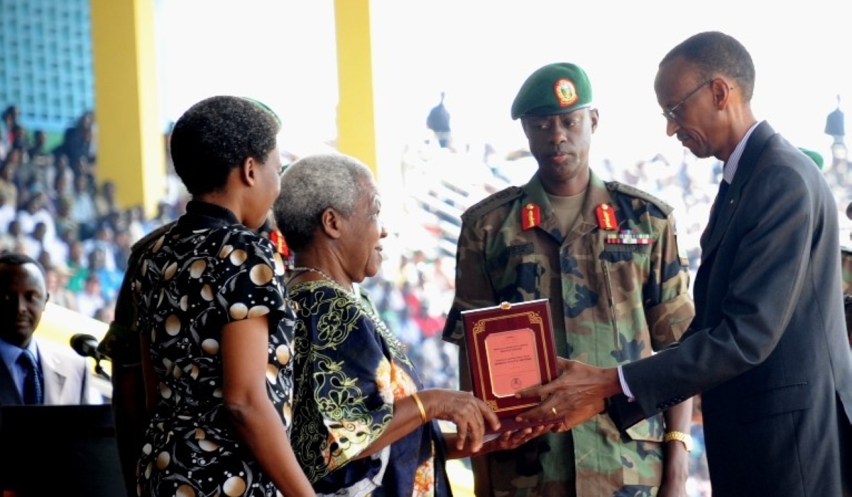 President Kagame presents Uruti National Liberation Medal and Umurinzi Campaign Against Genocide Medal to Mama Maria Nyerere, wife to Late President Julius Kabarage Nyerere at Amahoro National Stadium Kigali, on July 4,  2009.  Photo by Village Urugwiro