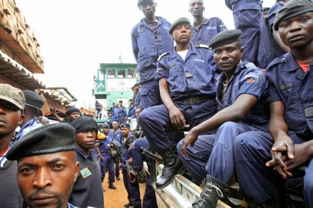 Uganda has handed over nearly 100 Congolese police officers who had fled clashes between the M23 rebels  in early August.