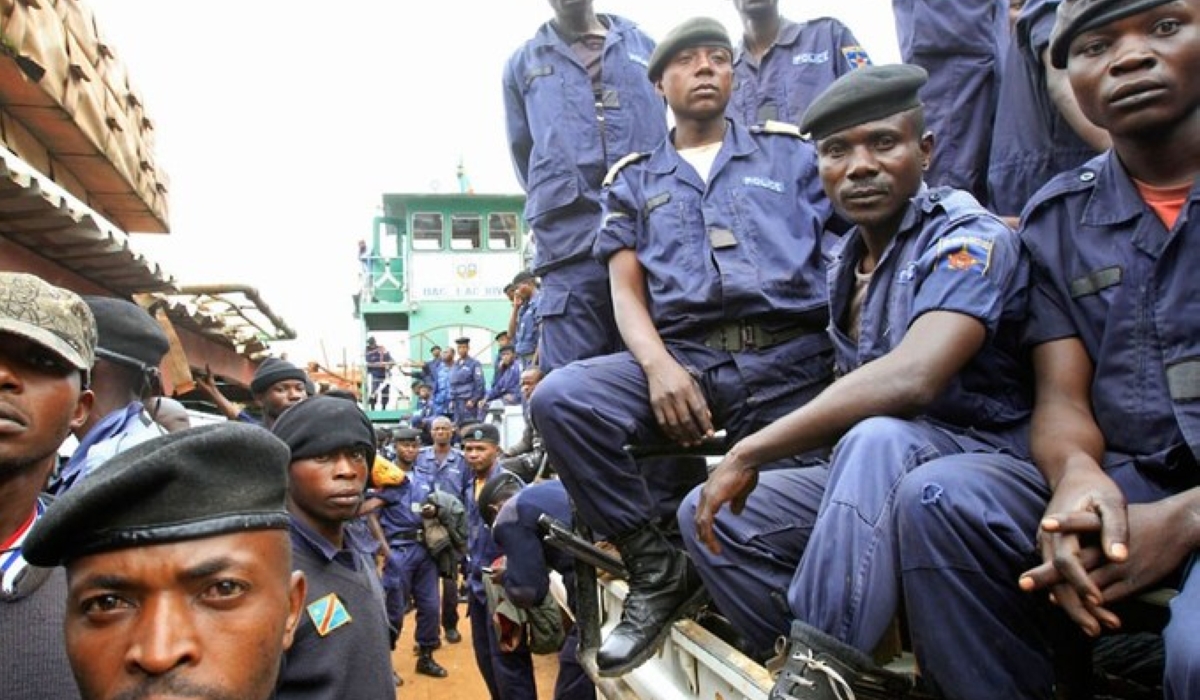 Uganda has handed over nearly 100 Congolese police officers who had fled clashes between the M23 rebels  in early August.