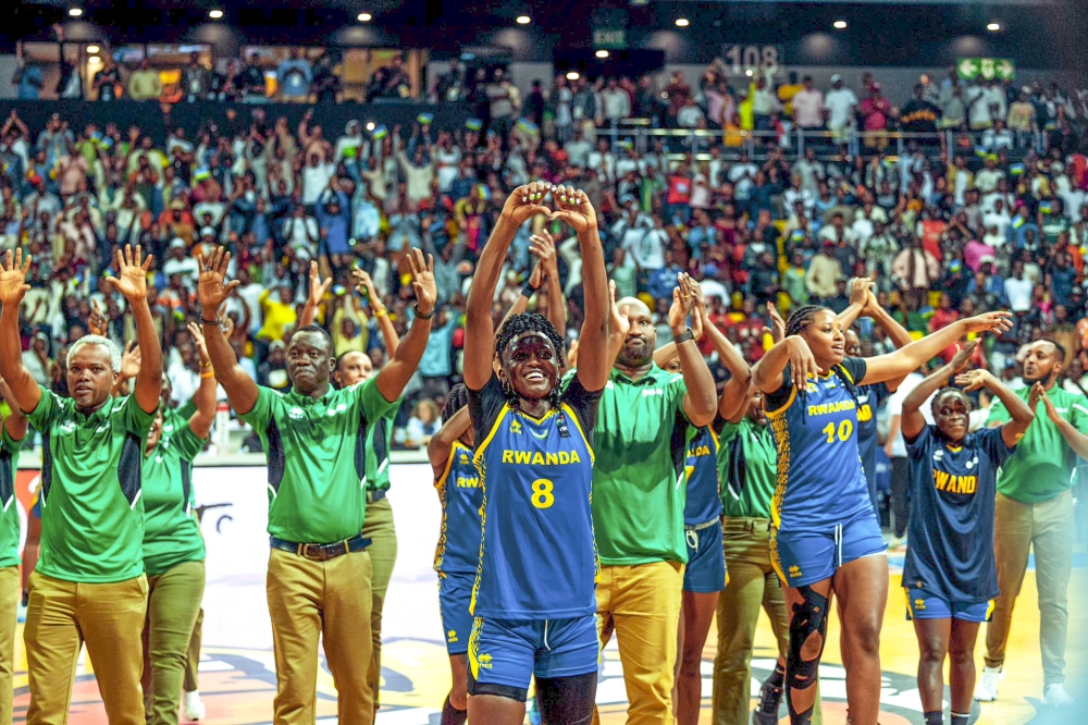 Rwanda women players and coaching staff celebrate with the home supporters after beating Argentina 58-38 at BK Arena on Wednesday night, August 21 to book semifinal ticket in the FIBA Women’s World Cup 2026 pre-qualifiers- Photos by Dan Gatsinzi.