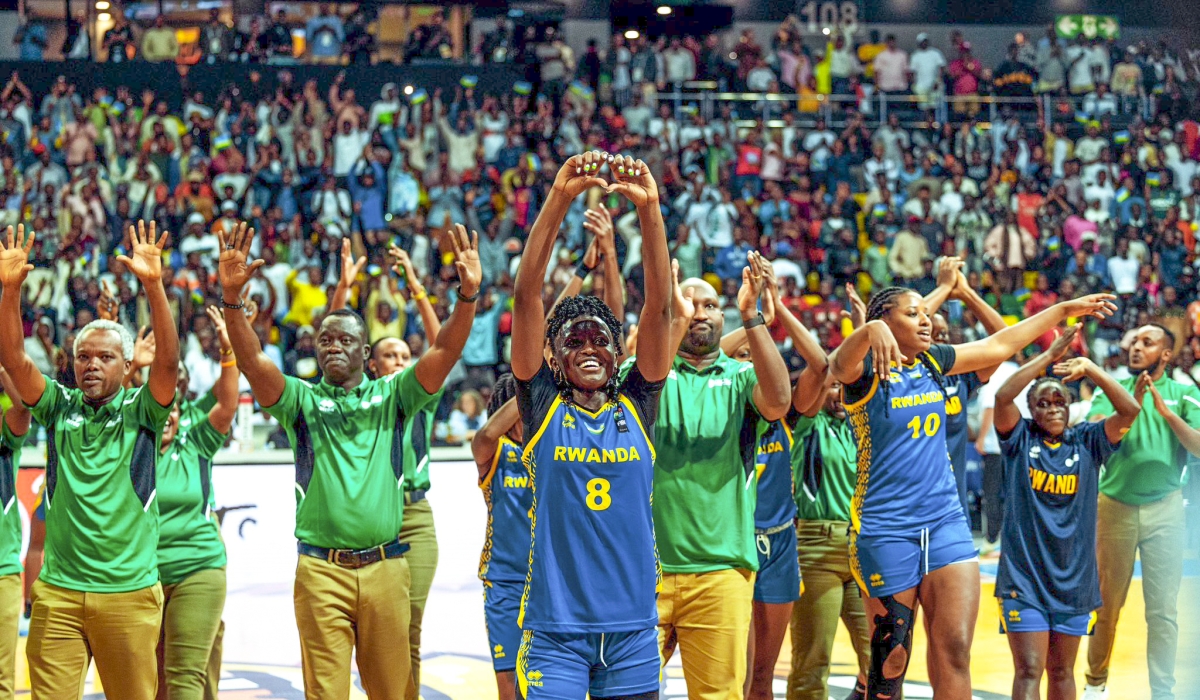 Rwanda women players and coaching staff celebrate with the home supporters after beating Argentina 58-38 at BK Arena on Wednesday night, August 21 to book semifinal ticket in the FIBA Women’s World Cup 2026 pre-qualifiers- Photos by Dan Gatsinzi.