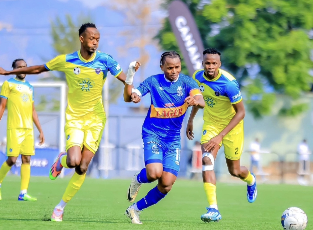 Rayon Sports midfielder Kevin Muhire(C) vies for a ball agaisnt Amagaju FC players during pair&#039;s 2-2 draw on Friday, August 23, at Kigali Pele Stadium-courtesy