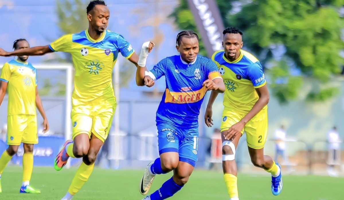 Rayon Sports midfielder Kevin Muhire(C) vies for a ball agaisnt Amagaju FC players during pair&#039;s 2-2 draw on Friday, August 23, at Kigali Pele Stadium-courtesy