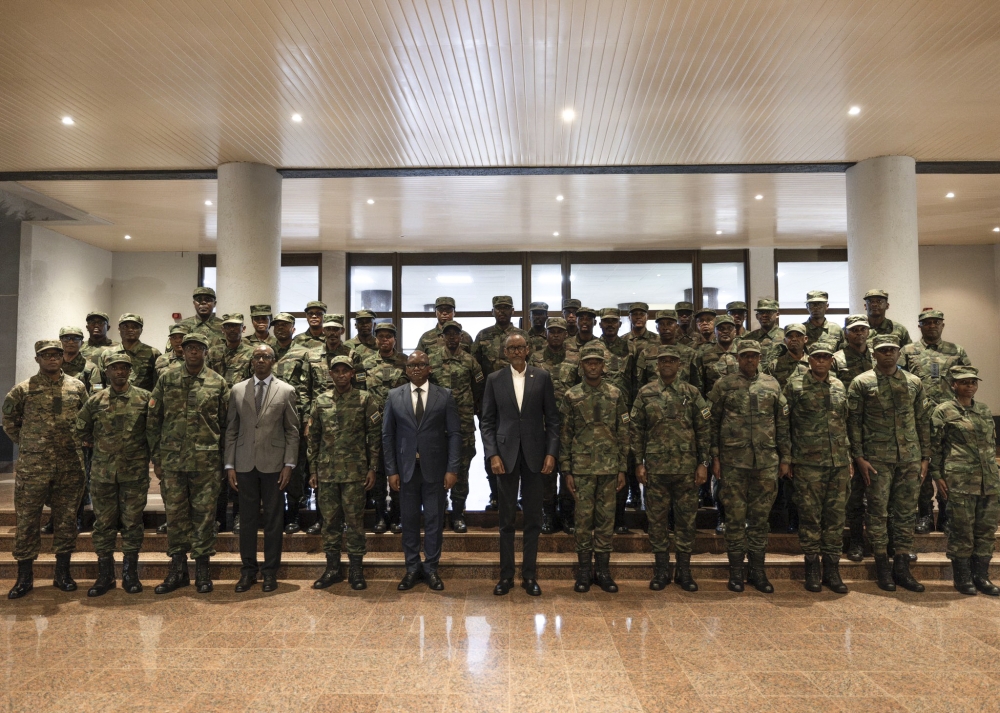 President Paul Kagame poses for a group photo with RDF officers after the meeting on Thursday.