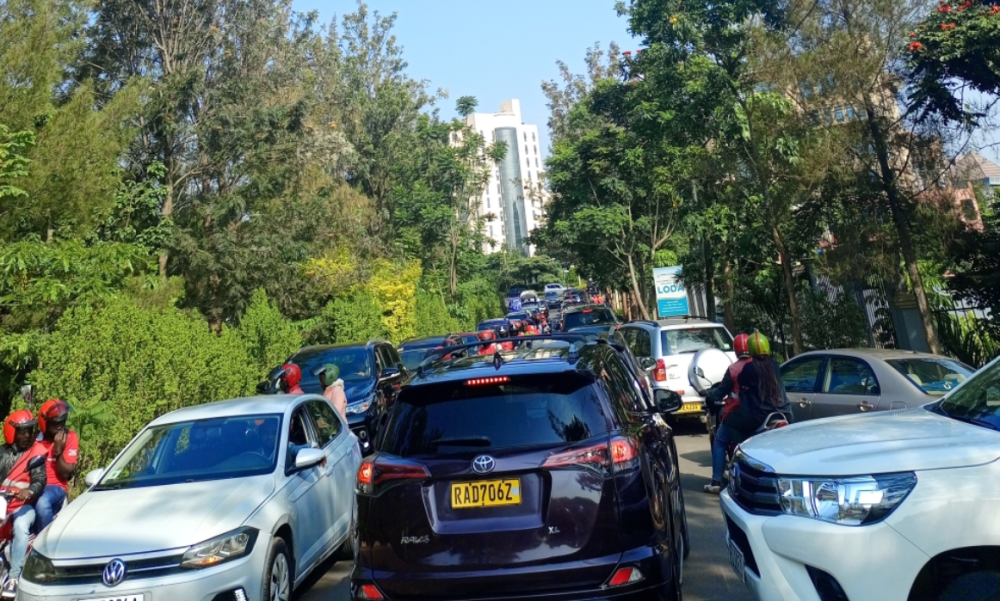 Vehicles stranded in traffic jam at Gishushu in Remera during morning hours. Photo by Dan Gatsinzi