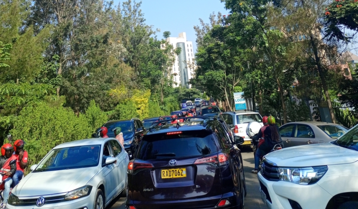 Vehicles stranded in traffic jam at Gishushu in Remera during morning hours. Photo by Dan Gatsinzi