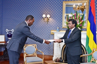 Rwanda High commissioner Emmanuel Hategeka presents his letters of credence to President Prithvirajsing Roopun of Mauritius  on Tuesday, September 17. Courtesy