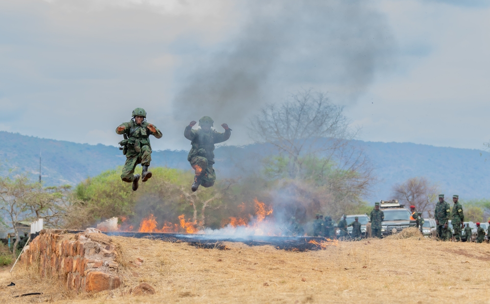 Two soldiers during the presentation of different military skills acquired during the training. 