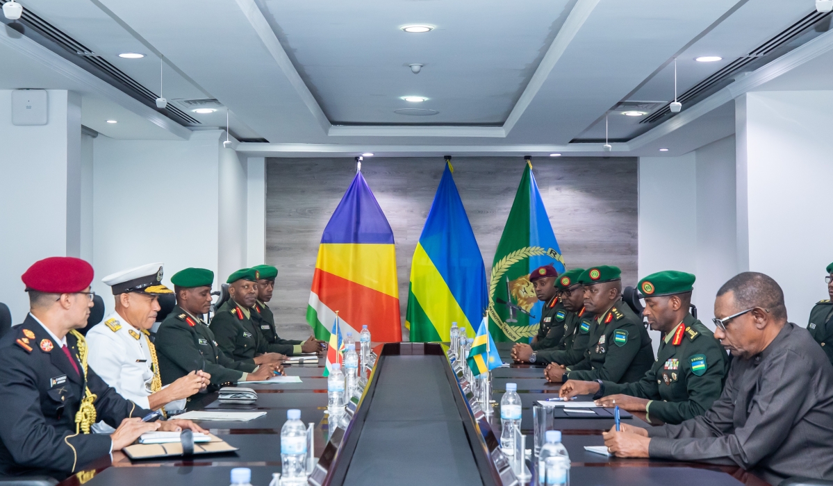 Gen Mubarakh Muganga, RDF Chief of Defence Staff meets the Chief of Defence Forces (CDF) of the Seychelles People’s Defence Forces (SPDF), Brigadier Michael Rosette   at RDF Headquarters in Kigali on Tuesday, September 24. Courtesy