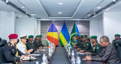 Gen Mubarakh Muganga, RDF Chief of Defence Staff meets the Chief of Defence Forces (CDF) of the Seychelles People’s Defence Forces (SPDF), Brigadier Michael Rosette   at RDF Headquarters in Kigali on Tuesday, September 24. Courtesy