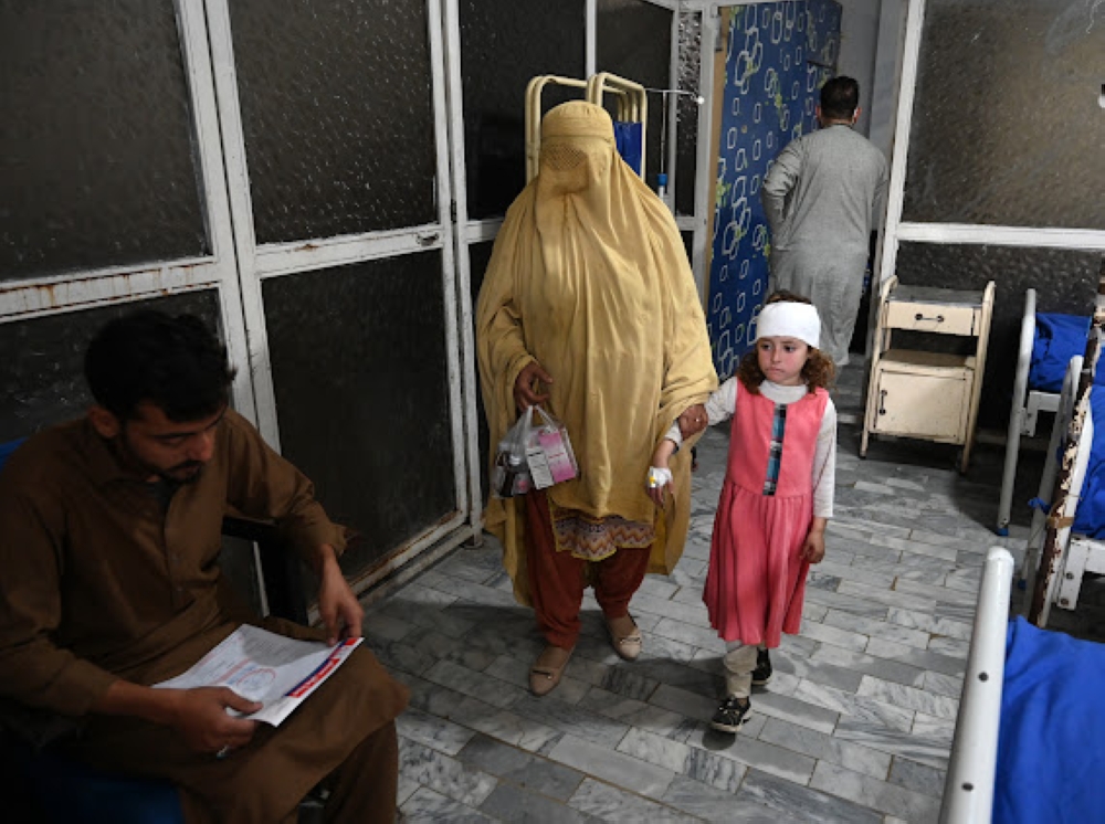 Across the road from a refugee settlement, six-year-old Ariba, who is Afghan, visits a charity clinic for a rash on the back of her head caused by sandworm disease. The rash developed into a wound, which became infected. The doctors tried a number of antibiotics but none of them seemed to work.
