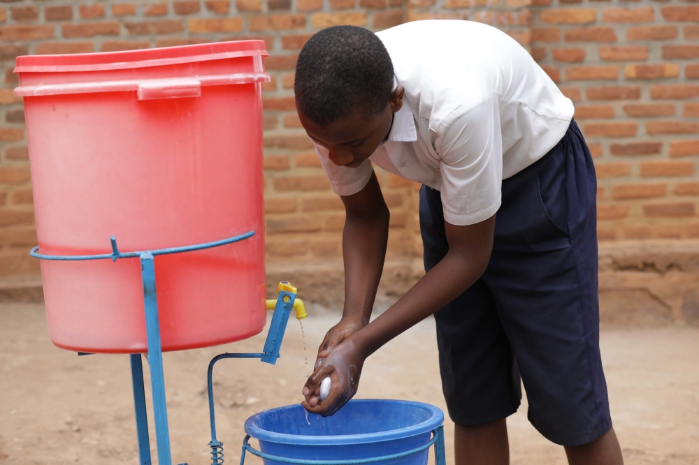 A student washes hands. The Ministry of Education has temporarily suspended monthly visits to students in boarding schools.