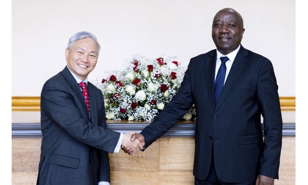 Prime Minister Édouard Ngirente  meets with Fan Qimiao, the newly appointed World Bank Country Director for Rwanda, Kenya, Uganda, and Somalia, in Kigali on October 2. Courtesy