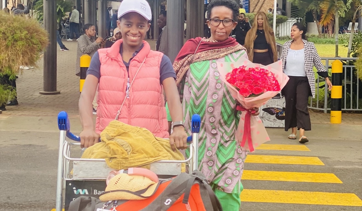 Mwamikazi and her parent on her arrival at Kigali International Airport from the UCI Road World Championship held in Zurich