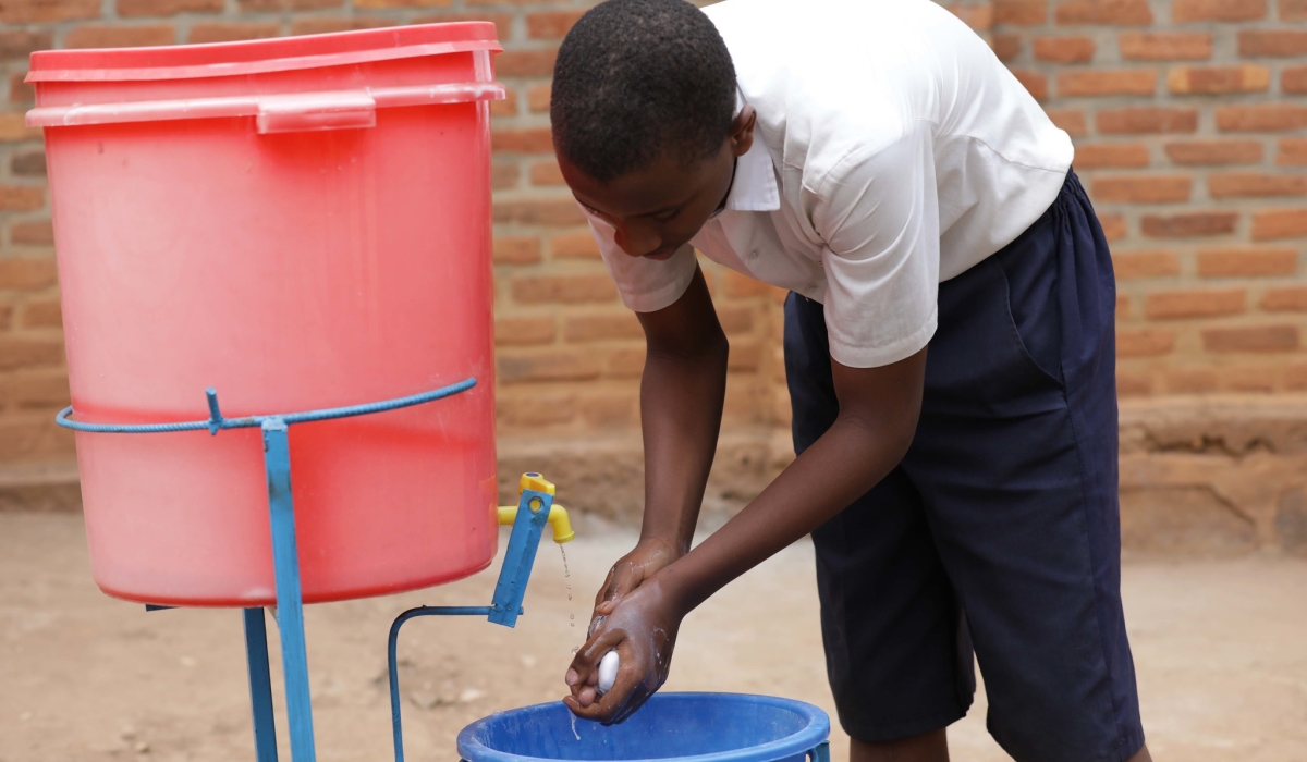 A student washes hands. The Ministry of Education has temporarily suspended monthly visits to students in boarding schools.