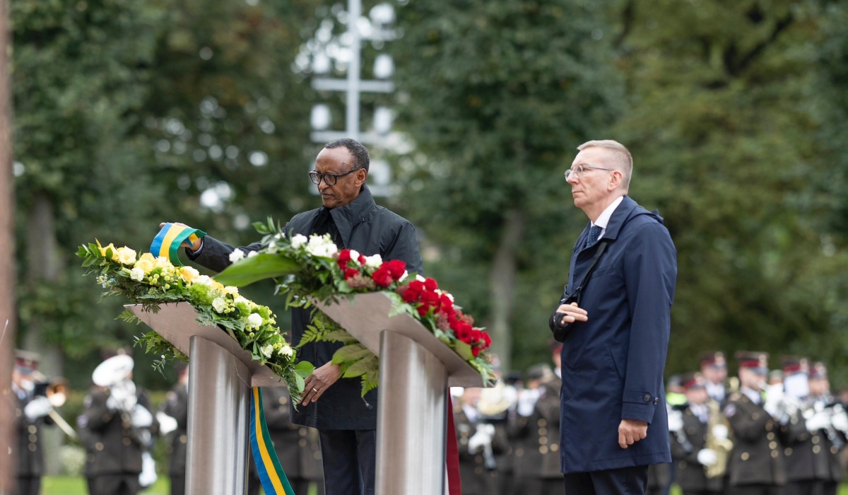 President Paul Kagame and his host, President Edgars Rinkēvičs, lay wreaths on a genocide memorial honouring the
victims of the 1994 Genocide against the Tutsi at the National Library of Latvia, on October 2. The commomerative
plaque becomes the first memorial for the Genocide against the Tutsi erected in the Baltic States and in Eastern Europe.
Photo: Village Urugwiro. 