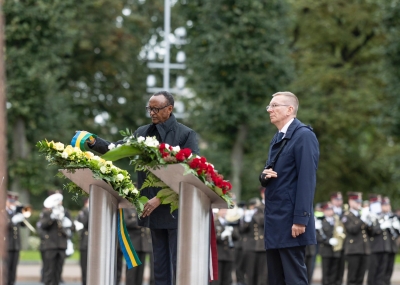 President Paul Kagame and his host, President Edgars Rinkēvičs, lay wreaths on a genocide memorial honouring the
victims of the 1994 Genocide against the Tutsi at the National Library of Latvia, on October 2. The commomerative
plaque becomes the first memorial for the Genocide against the Tutsi erected in the Baltic States and in Eastern Europe.
Photo: Village Urugwiro. 