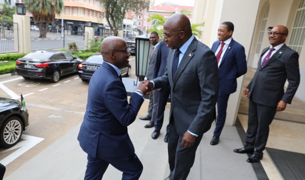 Angolan Minister of Foreign Affairs Téte António welcomes Rwanda&#039;s Foreign Affairs Minister Olivier Nduhungirehe on his arrival to the meeting in Luanda on Saturday, October 12. Courtesy